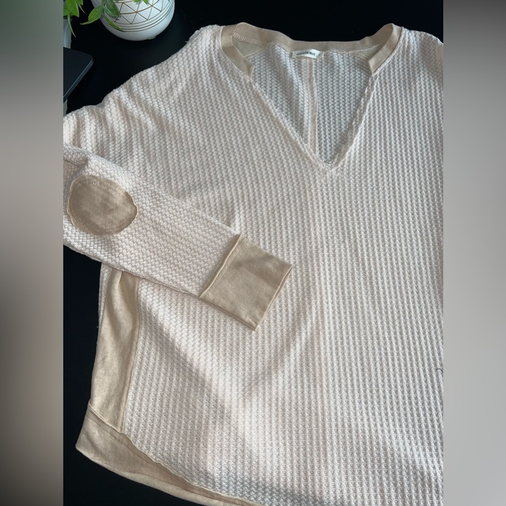 AndTheWhy Cream & Tan Waffle v neck Sweater Size Large Like New